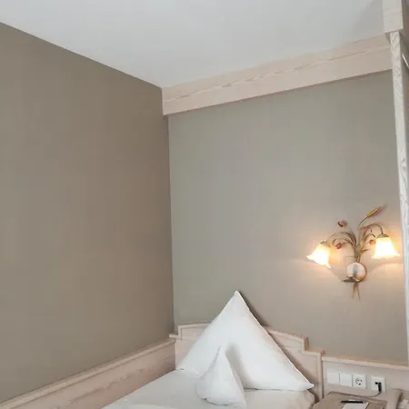 Hotel-restaurant & Metzgerei Roessle מלון