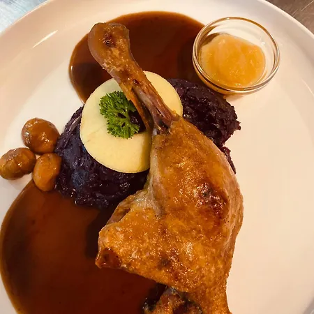 מלון Hotel-restaurant & Metzgerei Roessle Dettingen an der Erms