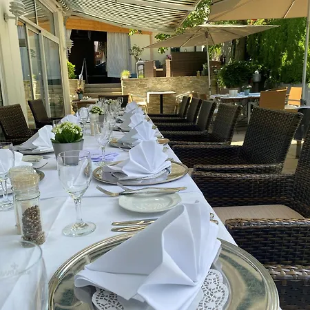 Hotel-restaurant & Metzgerei Roessle מלון 3*