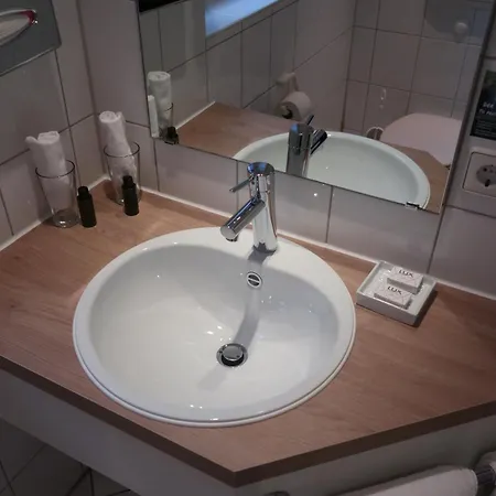 מלון Hotel-restaurant & Metzgerei Roessle Dettingen an der Erms