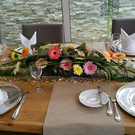 Hotel-restaurant & Metzgerei Roessle מלון 3*